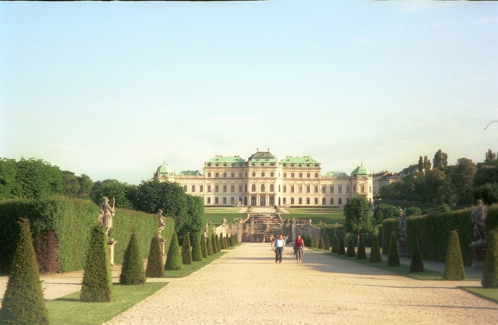 12 Vienna - Path to the Upper Belvedere from.jpg - ASCII